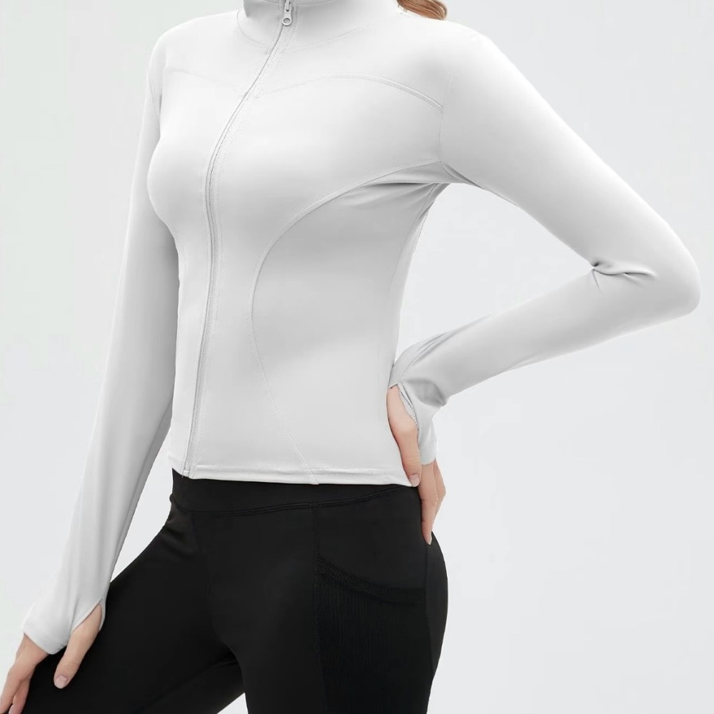 Cute white workout jacket 🤍💪🏼